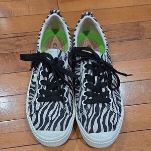 Cariuma Oca Low Zebra Pattern Sustainable Style Endless Comfort Sneakers NWOT